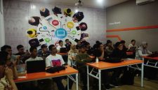 Potret peserta kegiatan yang mengamati sesi Run Inference of Gemma 4 Model on Cloud Run with RTX 6000 Pro GPU with vLLM, (Foto: Int.)