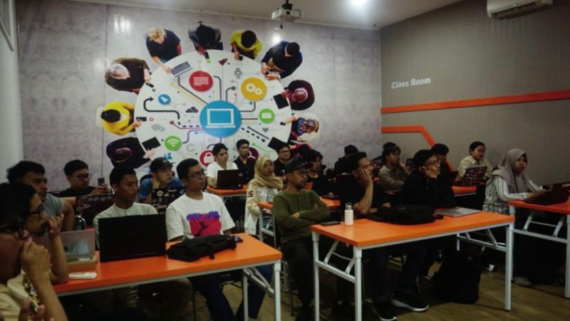Potret peserta kegiatan yang mengamati sesi Run Inference of Gemma 4 Model on Cloud Run with RTX 6000 Pro GPU with vLLM, (Foto: Int.)