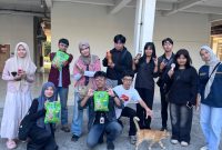 Potret Para Anggota Komunitas Kucing UNM Setelah Melakukan Street Feeding di Area Kampus, (Foto: Ist.)
