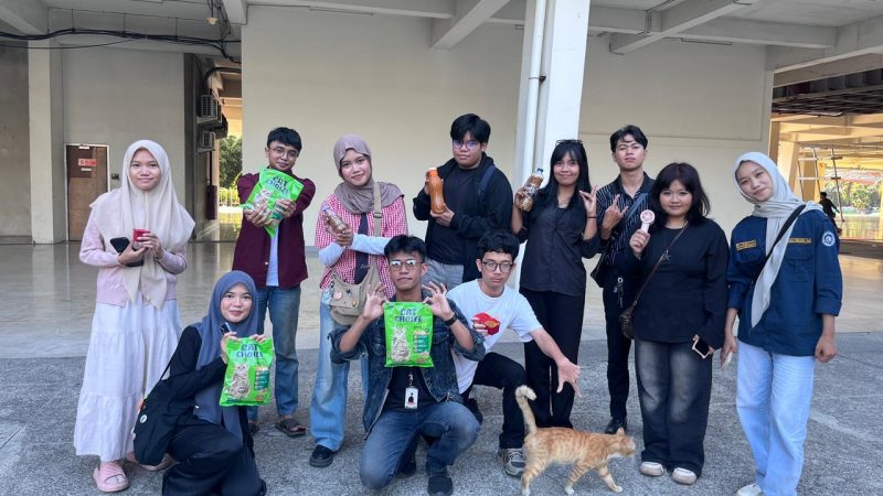 Potret Para Anggota Komunitas Kucing UNM Setelah Melakukan Street Feeding di Area Kampus, (Foto: Ist.)
