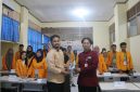 Potret Pemberian Plakat oleh Ketua LPM Penalaran kepada Pemateri, (Foto: Ist.)