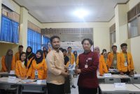 Potret Pemberian Plakat oleh Ketua LPM Penalaran kepada Pemateri, (Foto: Ist.)
