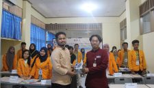 Potret Pemberian Plakat oleh Ketua LPM Penalaran kepada Pemateri, (Foto: Ist.)