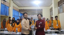 Potret Pemberian Plakat oleh Ketua LPM Penalaran kepada Pemateri, (Foto: Ist.)
