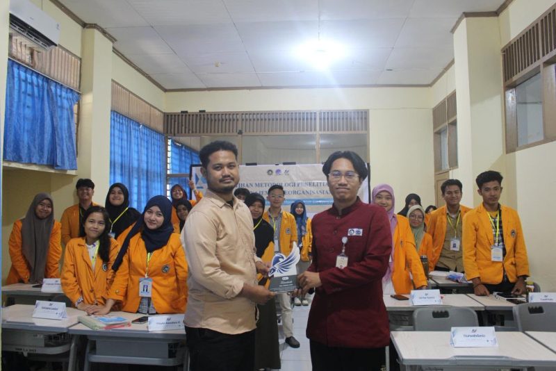 Potret Pemberian Plakat oleh Ketua LPM Penalaran kepada Pemateri, (Foto: Ist.)