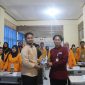 Potret Pemberian Plakat oleh Ketua LPM Penalaran kepada Pemateri, (Foto: Ist.)