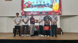 Sesi Pemberian Cendramata dalam Kuliah Tamu FT UNM, (Foto: St. Masyita Rahmi)