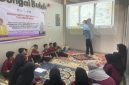 Potret Sahril Buchori Saat Memberikan Materi Kepada Anak PMI di Malaysia, (Foto: Ist.)