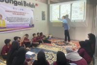 Potret Sahril Buchori Saat Memberikan Materi Kepada Anak PMI di Malaysia, (Foto: Ist.)