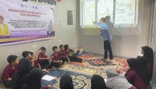 Potret Sahril Buchori Saat Memberikan Materi Kepada Anak PMI di Malaysia, (Foto: Ist.)