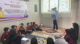 Potret Sahril Buchori Saat Memberikan Materi Kepada Anak PMI di Malaysia, (Foto: Ist.)
