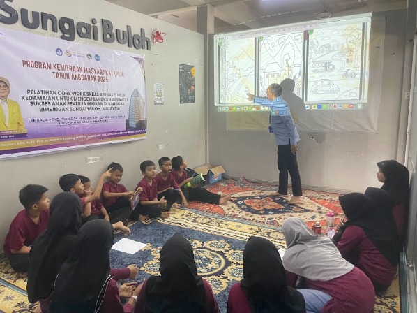 Potret Sahril Buchori Saat Memberikan Materi Kepada Anak PMI di Malaysia, (Foto: Ist.)