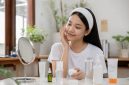 Ilustrasi mahasiswi melakukan perawatan wajah menggunakan rangkaian produk skincare, (Foto: AI.)