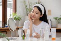 Ilustrasi mahasiswi melakukan perawatan wajah menggunakan rangkaian produk skincare, (Foto: AI.)