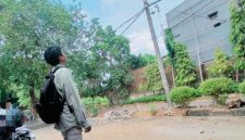 Potret Mahasiswa Sedang Kebingungan Arah Tujuannya (Foto: Muhammad Yusran).