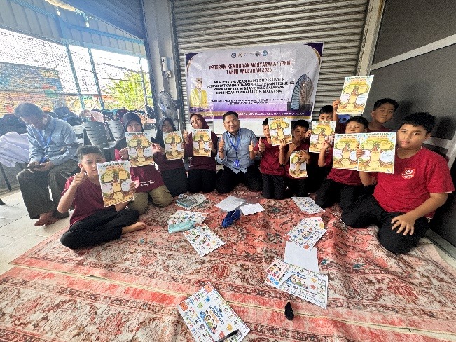 Potret Saat Pemberian Program Pengabdian Kepada Anak Pekerja Migran Indonesia (PMI) di Malaysia. (Foto: Ist.)