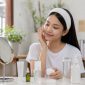 Ilustrasi Mahasiswi Melakukan Perawatan Wajah Menggunakan Rangkaian Produk Skincare, (Foto: AI.)
