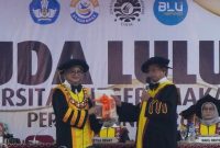 Potret Plt Rektor saat Menyerahkan Daftar Nama Wisudawan Periode Juni kepada Sekretaris Jenderal DPP IKA UNM, (Foto: Dok Profesi)