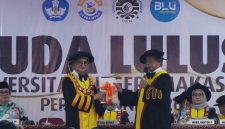 Potret Plt Rektor saat Menyerahkan Daftar Nama Wisudawan Periode Juni kepada Sekretaris Jenderal DPP IKA UNM, (Foto: Dok Profesi)