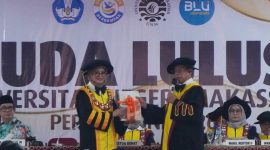 Potret Plt Rektor saat Menyerahkan Daftar Nama Wisudawan Periode Juni kepada Sekretaris Jenderal DPP IKA UNM, (Foto: Dok Profesi)