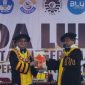Potret Plt Rektor saat Menyerahkan Daftar Nama Wisudawan Periode Juni kepada Sekretaris Jenderal DPP IKA UNM, (Foto: Dok Profesi)