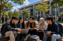 Ilustrasi sejumlah mahasiswa baru berdiskusi bersama di area kampus (Foto: AI)