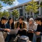 Ilustrasi sejumlah mahasiswa baru berdiskusi bersama di area kampus (Foto: AI)