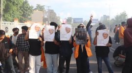 Potret Sejumlah Mahasiswa Memegang Flyer dalam Seruan Aksi;