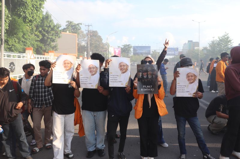 Potret Sejumlah Mahasiswa Memegang Flyer dalam Seruan Aksi;