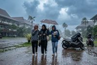 Potret Mahasiswa Kehujanan Akibat Perubahan Cuaca yang Tidak Menentu, (Foto: Ai.)