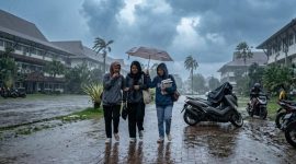 Potret Mahasiswa Kehujanan Akibat Perubahan Cuaca yang Tidak Menentu, (Foto: Ai.)