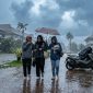 Potret Mahasiswa Kehujanan Akibat Perubahan Cuaca yang Tidak Menentu, (Foto: Ai.)