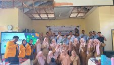 Foto bersama Tim Dosen S2 Pendidikan Fisika dan Guru SMAN 2 Maros, (Foto: Ist.)