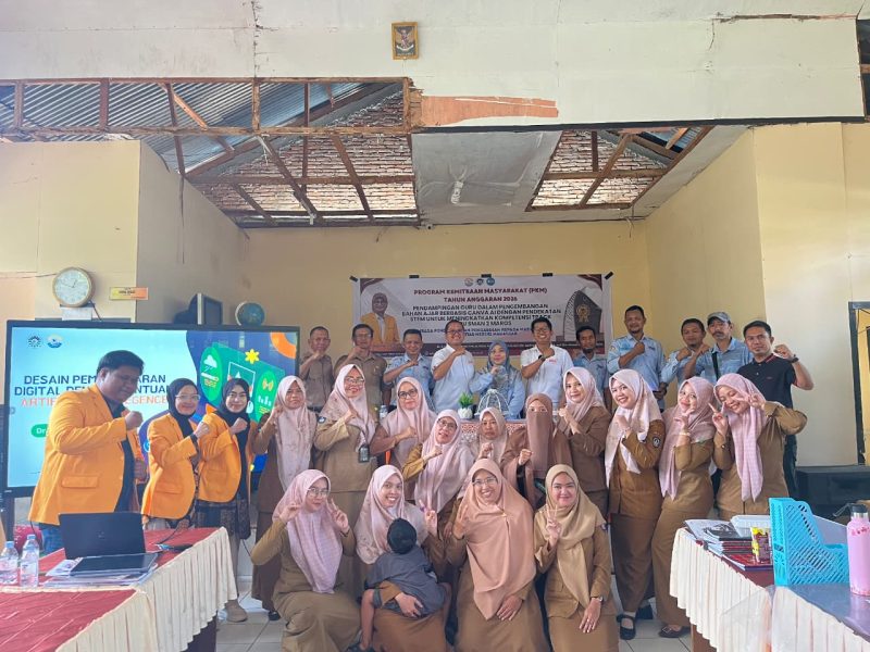 Foto bersama Tim Dosen S2 Pendidikan Fisika dan Guru SMAN 2 Maros, (Foto: Ist.)