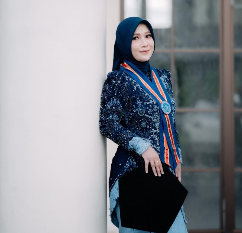 Potret Yuyung Afrilia, Wisudawan Terbaik FIKK Program Magister Periode Juni 2026, (Foto: Ist.)