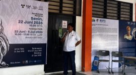 Potret Sambutan Ketua Jurusan Seni  Rupa dan Desain, Irfan Ariffin dalam Pameran Tunggal, (Foto: Int.)