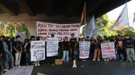 Potret Massa Aksi Lakukan Pernyataan Sikap pada Aksi Aliansi Mahasiswa Berlawan, (Foto: Nur Mardatillah)