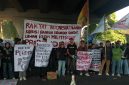 Potret Massa Aliansi Mahasiswa Berlawan Menyampaikan Pernyataan Sikap dalam Aksi Demonstrasi di Fly Over Makassar, (Foto: Rosdiana)