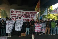 Potret Massa Aliansi Mahasiswa Berlawan Menyampaikan Pernyataan Sikap dalam Aksi Demonstrasi di Fly Over Makassar, (Foto: Rosdiana)