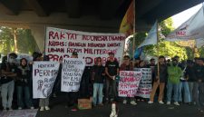 Potret Massa Aliansi Mahasiswa Berlawan Menyampaikan Pernyataan Sikap dalam Aksi Demonstrasi di Fly Over Makassar, (Foto: Rosdiana)
