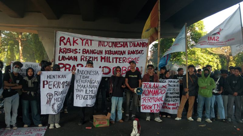 Potret Massa Aliansi Mahasiswa Berlawan Menyampaikan Pernyataan Sikap dalam Aksi Demonstrasi di Fly Over Makassar, (Foto: Rosdiana)
