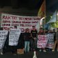 Potret Massa Aliansi Mahasiswa Berlawan Menyampaikan Pernyataan Sikap dalam Aksi Demonstrasi di Fly Over Makassar, (Foto: Rosdiana)