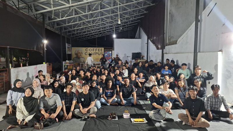 Potret Foto Bersama di Momen Perayaan Harlah ke-18 LK FEB UNM, (Foto: Ist.)