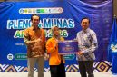 Potret Penyerahan Hadiah Juara Kepada Tim Lokalabs, (Foto: Ist.)