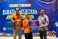 Potret Penyerahan Hadiah Juara Kepada Tim Lokalabs, (Foto: Ist.)