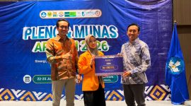 Potret Penyerahan Hadiah Juara Kepada Tim Lokalabs, (Foto: Ist.)