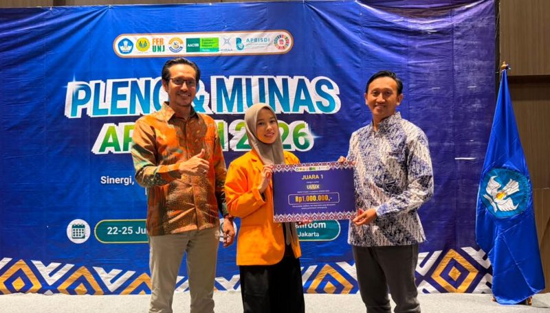 Potret Penyerahan Hadiah Juara Kepada Tim Lokalabs, (Foto: Ist.)