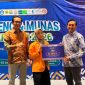 Potret Penyerahan Hadiah Juara Kepada Tim Lokalabs, (Foto: Ist.)