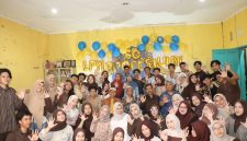 Potret Pengelola LPM Profesi UNM Bersama Para Alumni saat Kegiatan Harlah ke-50, (Foto: Dok. Profesi)