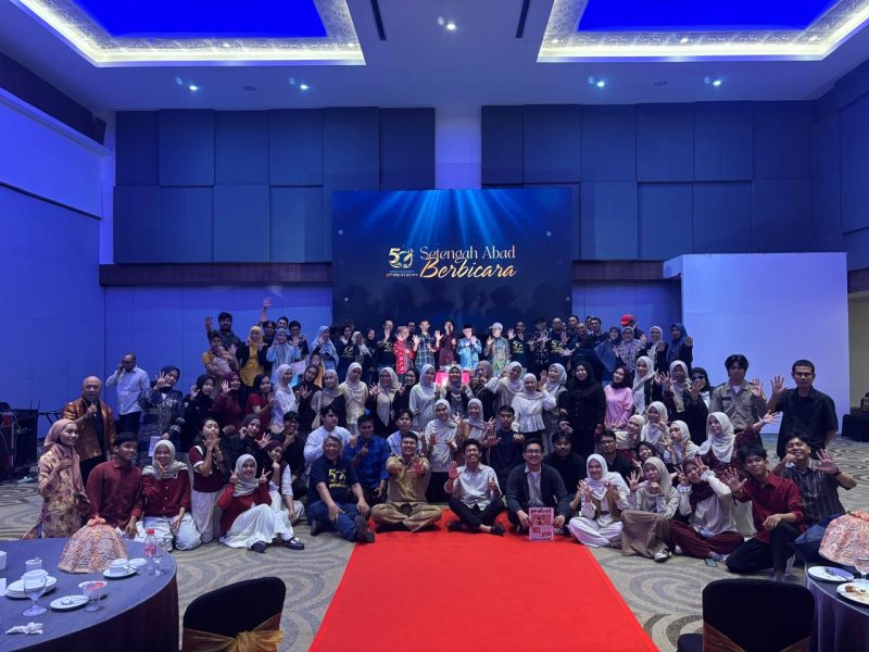 Foto Bersama Keluarga LPM Profesi UNM pada Malam Puncak ke-50, (Foto: Dok. Profesi)